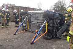 Uszkodzony pojazd wykorzystywany do ćwiczeń przez strażaków z OSP z terenu powiatu chełmińskiego