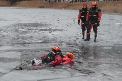 Ćwiczenia strażaków na lodzie