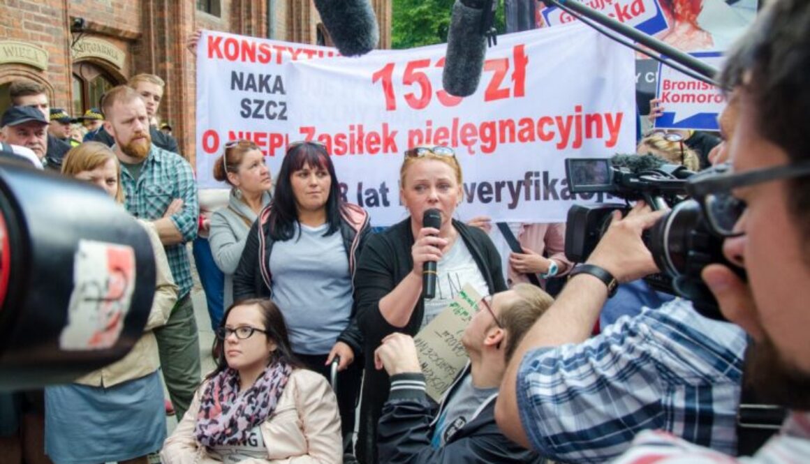 Iwona Hartwich protestuje w trakcie wiecu Bronislawa Komorowskiego