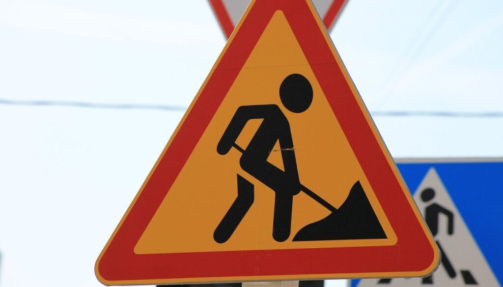 Znak ostrzegający o robotach drogowych