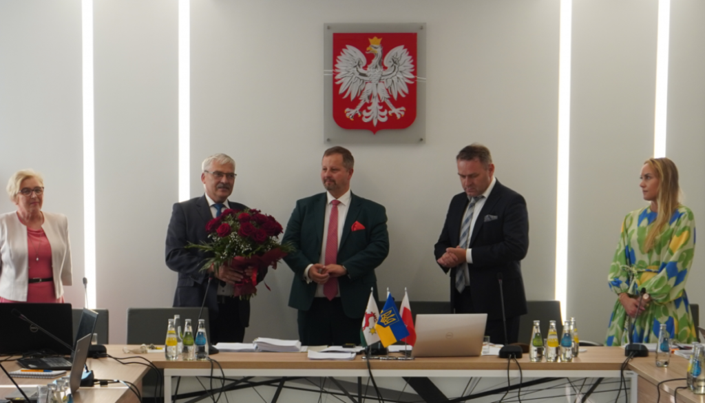 Wójt gminy Łysomice Piotr Kowal przyjmuje gratulacje od przewodniczącego Rady Gminy Łysomice Roberta Kożuchowskiego