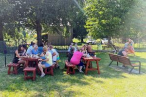 Mieszkańcy Słomowa bawią się na rodzinnym pikniku z okazji otwarcia Pawilonu Tilków