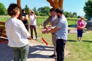 Uroczyste przecięcie wstęgi na otwarciu Pawilonu Tilków w Słomowie