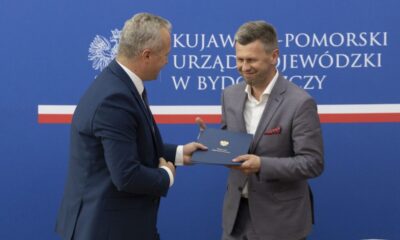 Wojewoda kujawsko-pomorski Mikołaj Bogdanowicz i wicestarosta Michał Ramlau podpisują umowę na dofinansowanie do przebudowy drogi
