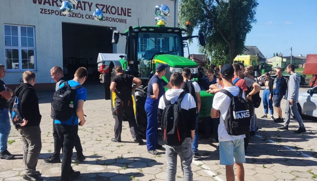 Uczniowie przyglądają się nowemu ciągnikowi rolniczemu, który trafił do ZS, CKU w Gronowie