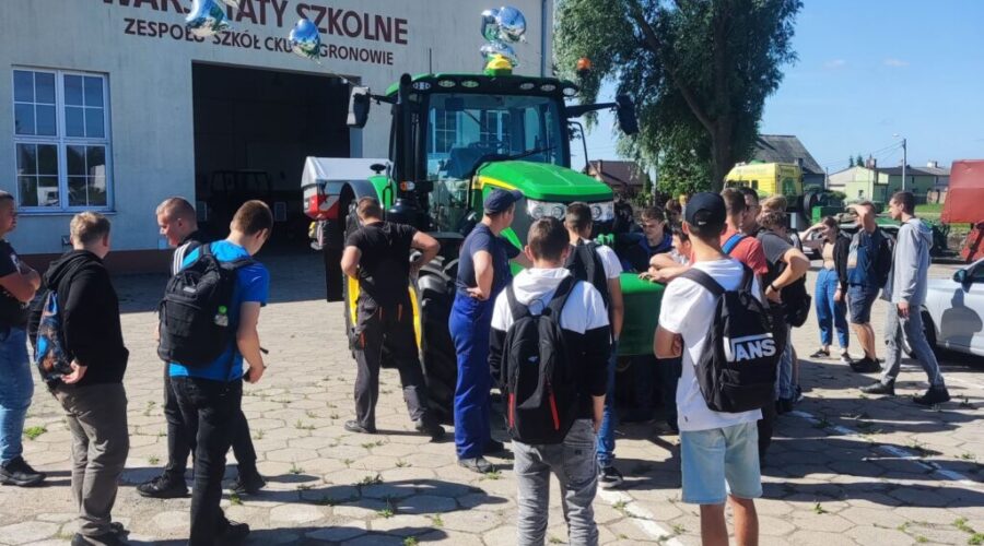 Uczniowie przyglądają się nowemu ciągnikowi rolniczemu, który trafił do ZS, CKU w Gronowie