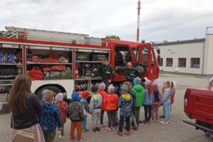 Pokaz sprzętu strażackiego dla dzieci z powiatu chełmińskiego, zorganizowany przez strażaków z KP PSP Chełmno