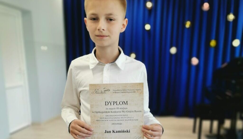 Jan Kamiński, uczeń Publicznej Szkoły Muzycznej I Stopnia w Osieku nad Wisłą, z dyplomem za 3 miejsce w konkursie.