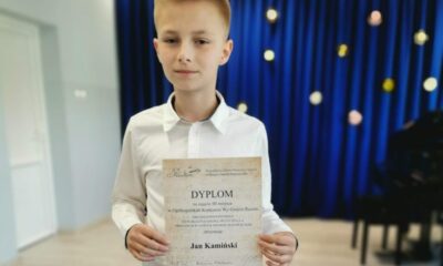 Jan Kamiński, uczeń Publicznej Szkoły Muzycznej I Stopnia w Osieku nad Wisłą, z dyplomem za 3 miejsce w konkursie.