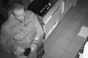 Poszukiwany mężczyzna podczas włamania do sklepu w Złejwsi Wielkiej