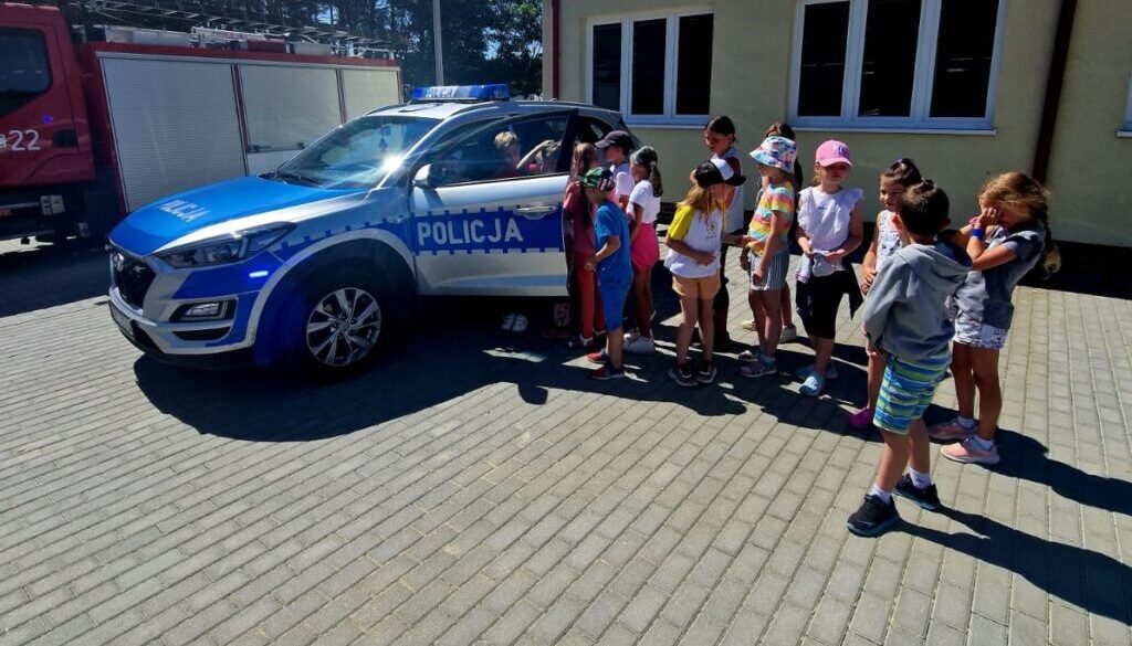 Dzieci w trakcie zajęć z policjantami z Chełmna