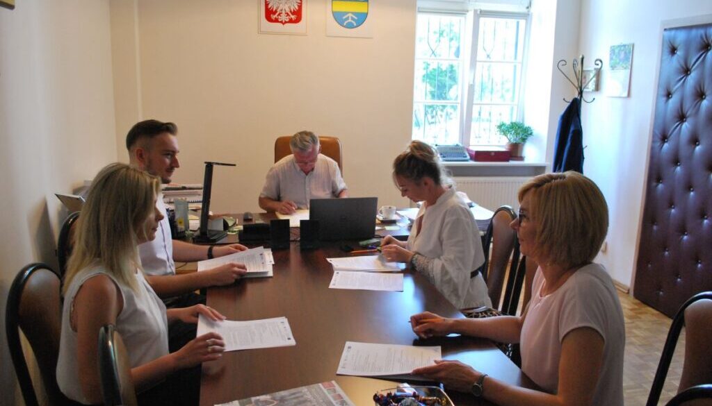 Wójt gminy Obrowo podpisuje umowę na remont budynku po byłej stacji PKP w Obrowie
