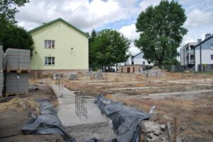 Rozbudowa budynku szkoły w Brzozówce - wylewanie ław fundamentowych