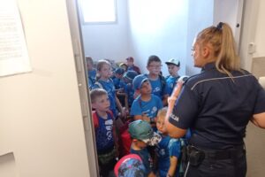 Młodzi piłkarze odwiedzili policjantów z Chełmna
