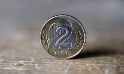 Moneta dwuzłotowa na drewnianym stole