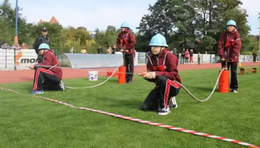 Młodzież z powiatu chełmińskiego rywalizuje w zawodach sportowo-pożarniczych