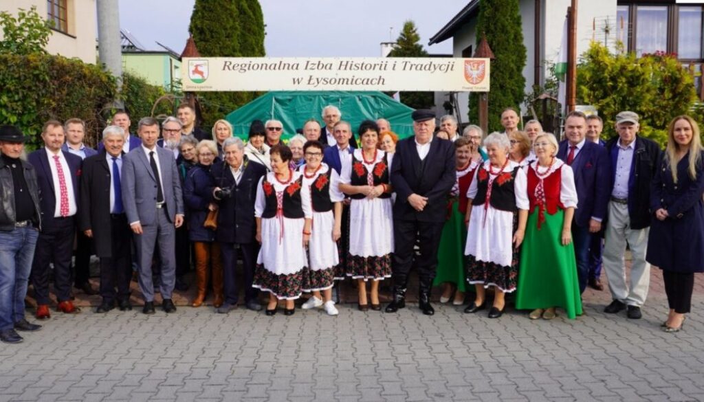 Uczestnicy jubileuszu 10-lecia Regionalnej Izby Historii i Tradycji w Łysomicach