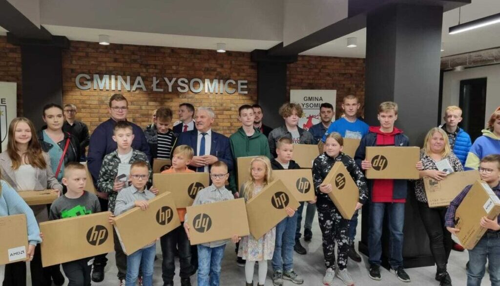 Dzieci z laptopami, otrzymanymi od gminy Łysomice