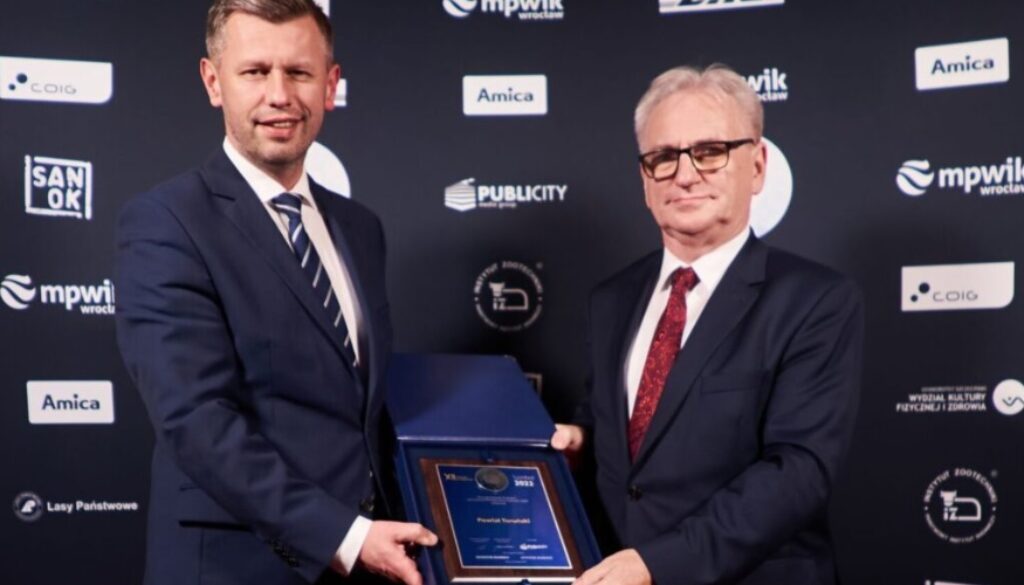 Starosta Marek Olszewski i wicestarosta Michał Ramlau z nagrodą Symbol 2022 dla powiatu toruńskiego
