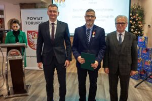 Władze powiatu toruńskiego wręczają medale