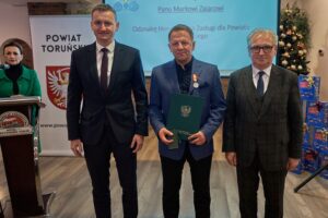 Władze powiatu toruńskiego wręczają medale