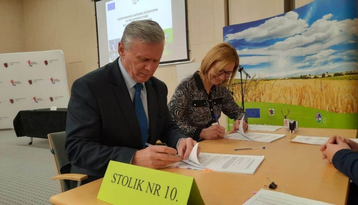 Podpisanie umowy na dotację do budowy kanalizacji w Szembekowie