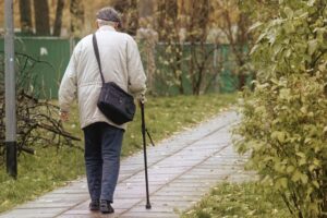 senior-niepełnosprawny-spaceruje-chodnikiem