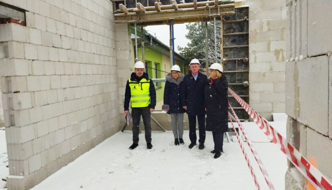 Przedstawiciele Urzędu Gminy Obrowo na budowie szkoły w Brzozówce