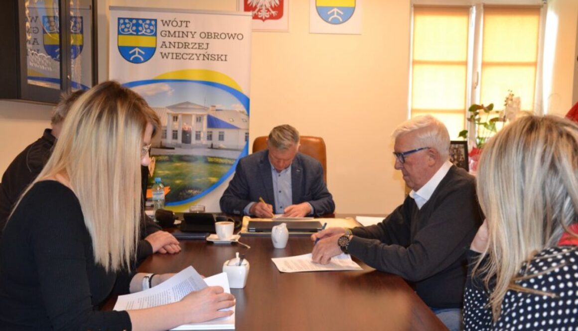Wójt gminy Obrowo podpisuje umowy na dotacje sportowe