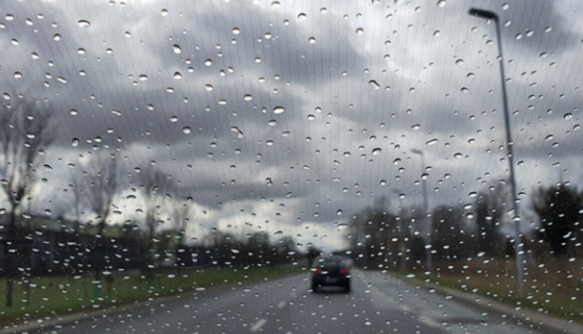 Deszcz na szybie samochodu