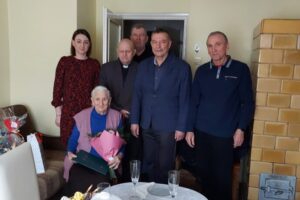 Wójt gminy Chełmża składa życzenia najstarszej mieszkance