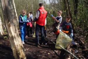 Uczniowie i przedszkolaki sprzątają tereny zielone w gminie Czernikowo