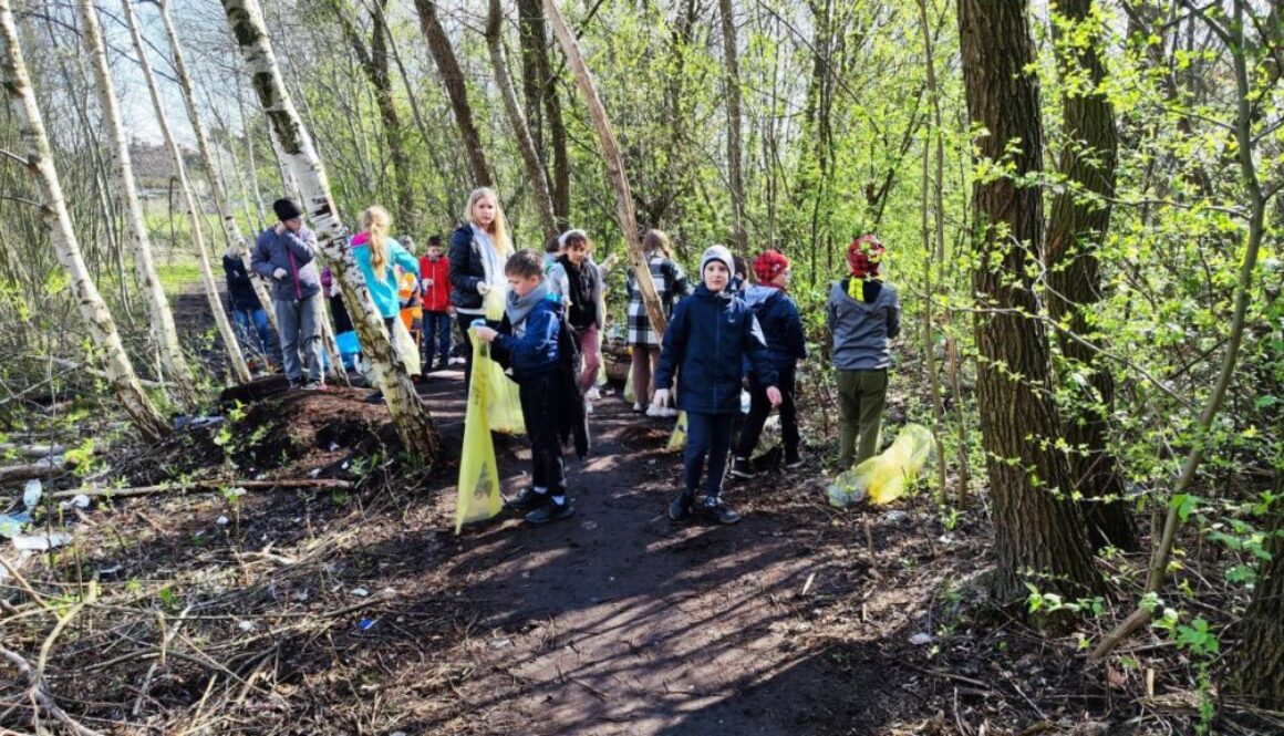 Uczniowie i przedszkolaki sprzątają tereny zielone w gminie Czernikowo