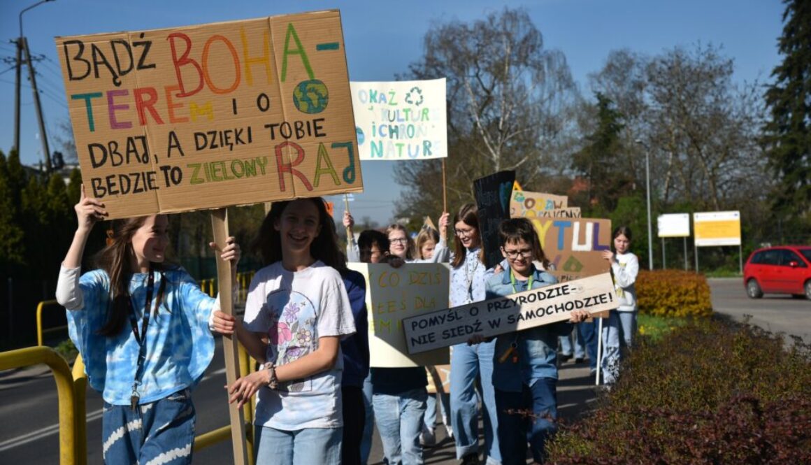 Młodzież z transparentami ekologicznymi
