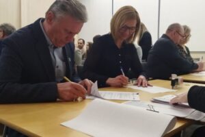 Wójt gminy Obrowo Andrzej Wieczyński podpisuje umowę