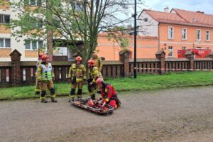 Ćwiczenia strażackie w kościele farnym w Chełmnie