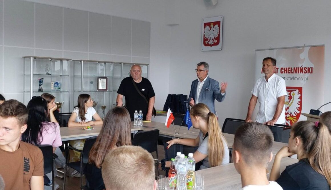 Grupa dzieci i młodzieży z ukraińskiego klubu sportowego odwiedziła Urząd Starostwa Powiatowego w Chełmnie.