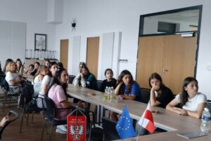 Grupa dzieci i młodzieży z ukraińskiego klubu sportowego odwiedziła Urząd Starostwa Powiatowego w Chełmnie.