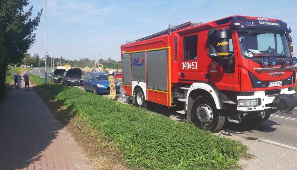 Wypadek z udziałem trzech osobówek w Łubiance