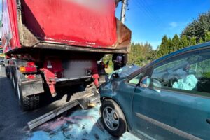 Zderzenie osobówki z ciężarówką w Łysomicach