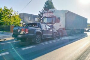 Czołowe zderzenie dwóch samochodów - ciężarowego z pojazdem osobowym w Papowie Toruńskim
