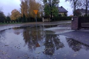 Zalane skrzyżowanie ulic Działkowej i Zamkowej w Łubiance