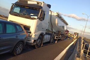 Kolizja samochodu osobowego i ciężarowego na węźle autostradowym Turzno