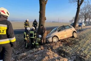 Samochód uderzył w drzewo w Cichoradzu (gm. Zławieś Wielka)